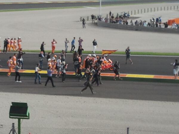 AmAmrojas79's tweet photo. Grande!!!@marcmarquez93 http://t.co/h8COAI3Mpd