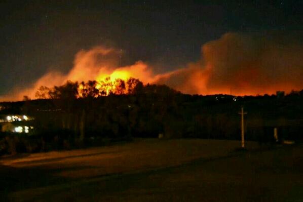 Josepsaballs's tweet photo. Imatge des d #LaPera fa uns minuts, sembla que la #tramuntana afluixa #FocEmpordà #ifvilopriu @bomberscat @mossoscat http://t.co/Sri5lzPSr4