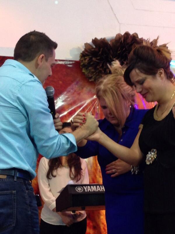 JessicaDugand's tweet photo. Momento inolvidable @EidaDiego apóstoles y profetas unidos para establecer el reino de Dios! http://t.co/emxsjDtKna