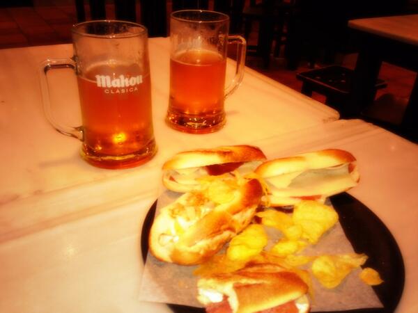 Agata_Martinez's tweet photo. Después de la cena mágica de hoy a dormir…🐟🐟 #T http://t.co/WBi8K75FwA