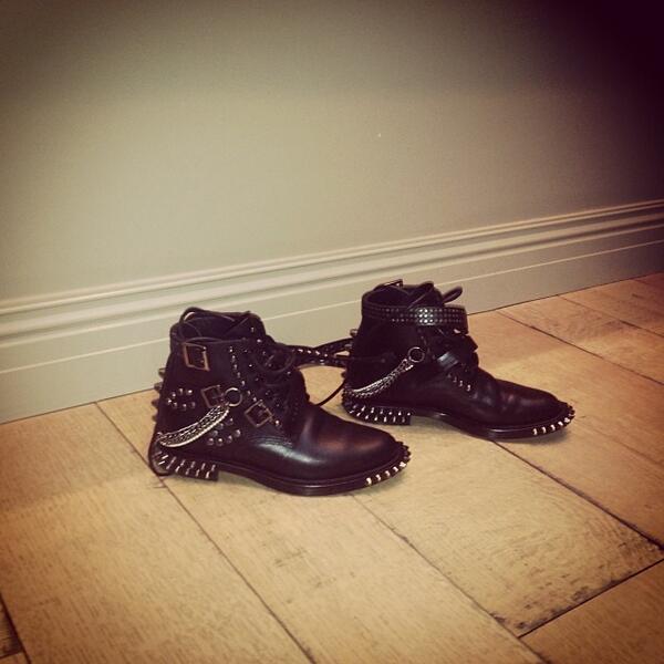 HilaryDuff's tweet photo. Nobody better mess w/ me in these babies 💪 http://t.co/7Lyx1zQ0Mm