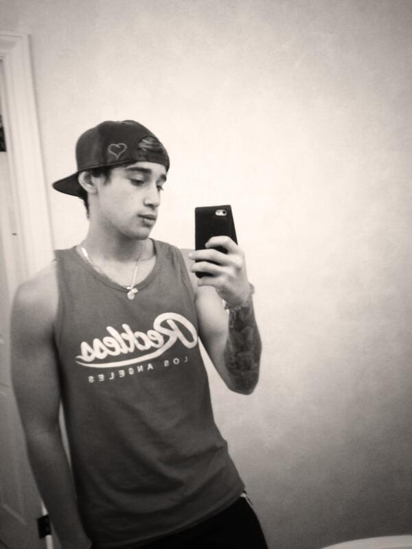 luke_brooks's tweet photo. @JAISWIFI haven't taken a shirtless selfie in a few months, this is the closest to it, just a singlet lol http://t.co/G2Ec1flSAw