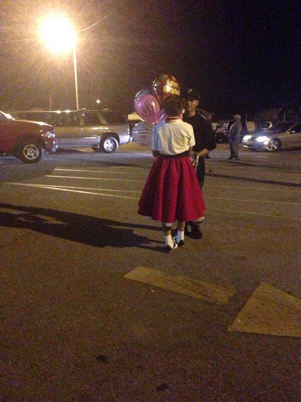 ogjazmin's tweet photo. Tb @129000k 😘😄👫🎈💖 http://t.co/NmbdSs9qUJ