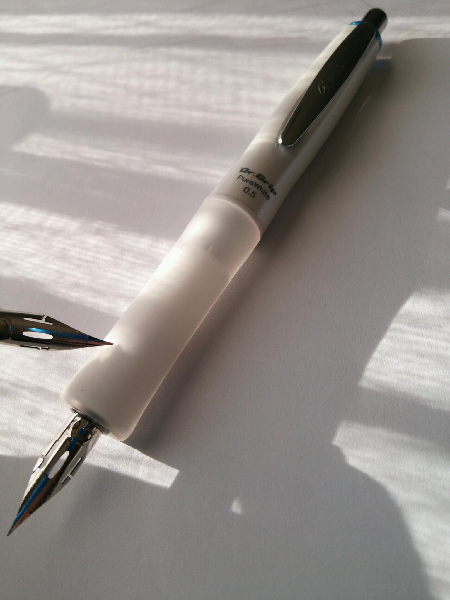 黒犬56 ドクターグリップのシャーペンを改造してgペンとかの軸にしましたヽ ノ Http T Co Omxpo1uxgs Twitter