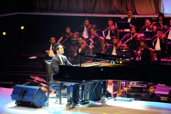 dudutna's tweet photo. Konser Magenta Moviechestra 2008. Kirim foto sesuai format ya #CaptureYourMark-@Samsung_ID-Caption-Twitpic konser http://t.co/xScQhnhhag