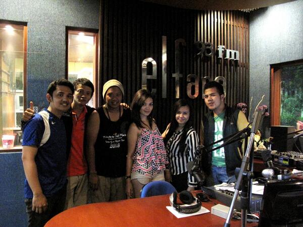 ardiiiprakoso's tweet photo. It was fun! ;) “@MyPlaceMalang: @ElfaraFM Talkshow @DiscoDazeInc w/ @SoviaKaren ardiiiprakoso @jonarawk http://t.co/wKDv40FPAM”