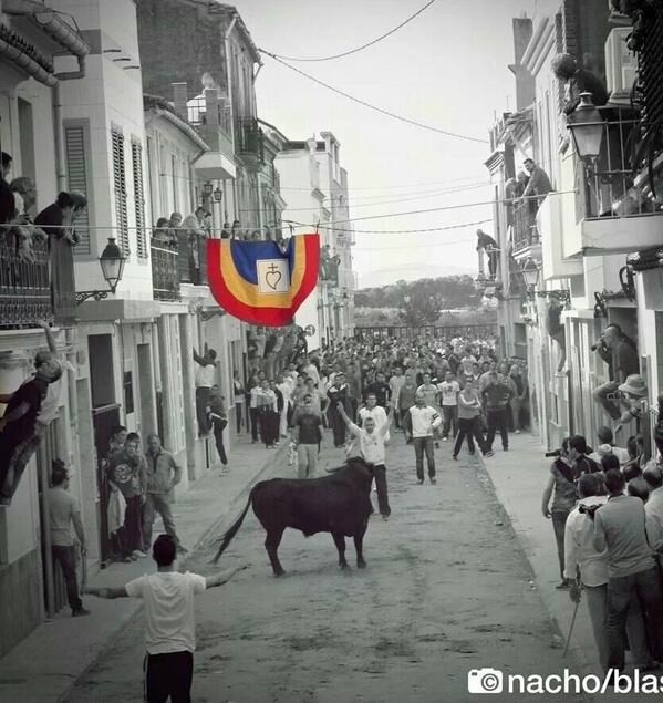 SomDeTraca11's tweet photo. Bonita foto de @naxoblasco que muestra em ambientazo de la calle del barranco..un gran dia para una gran penya http://t.co/8xmpHpQr39