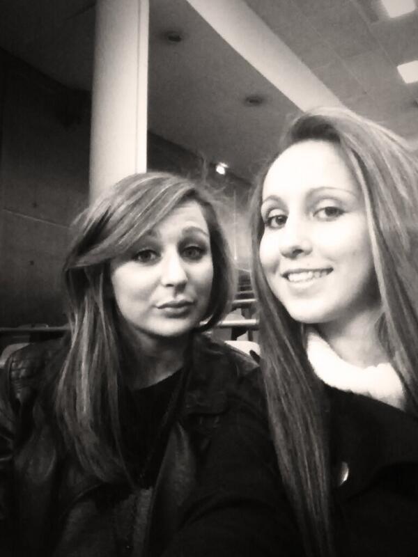 josa_14's tweet photo. Amphi vide que pasa !!! ? Nous  on est sérieuse on vient en cour pour prendre des photos haha http://t.co/c0a241kiBa