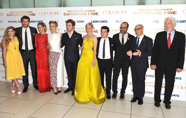 HungerGamesUK's tweet photo. The stars of The Hunger Games: #CatchingFire at last night's WORLD premiere in London. #CatchingFireLondon. http://t.co/WGtCS7xJFO