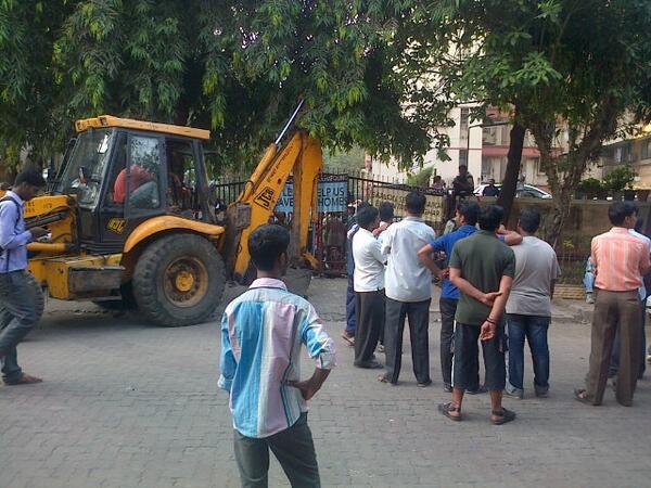 AnirbanFromRLF's tweet image. #TotalTimePass at #CampaCola .. Bulldozer parked outside locked gate.. BMC workers &amp;amp; Cops sitting out &amp;amp; chatting.