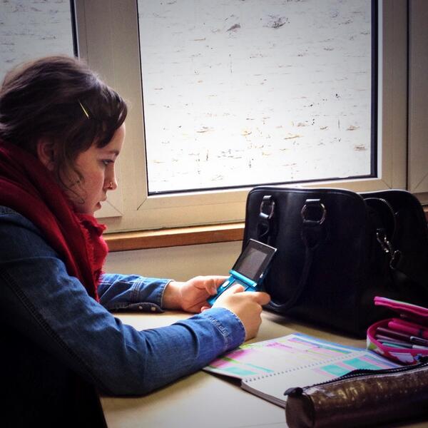 sandruking's tweet photo. Maneras de hacer amena una clase 🎮 @Noe_Rally @andrea__fdez http://t.co/z7S1t7vMDQ