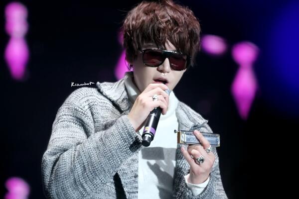 RememberM2008's tweet photo. 131109＃SS5 In London＃#kyuhyun# @GaemGyu  please do not remove logo.do not edit .no commercial. http://t.co/F0Vtm7KMdf