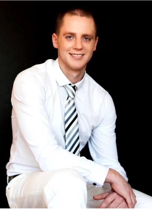 Web_Fi's tweet image. Web analytics consultant Simon Hall, having fun at the business photoshoot !