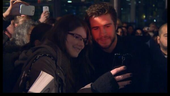 HungerTimesES's tweet photo. Liam con una fan RT @katnipsonfire: Liam Hemsworth #CatchingFireBerlin http://t.co/LtkdV0UXH1