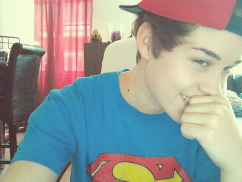 rodrrriguez's tweet photo. bored but happy http://t.co/nhOaeLCmhS