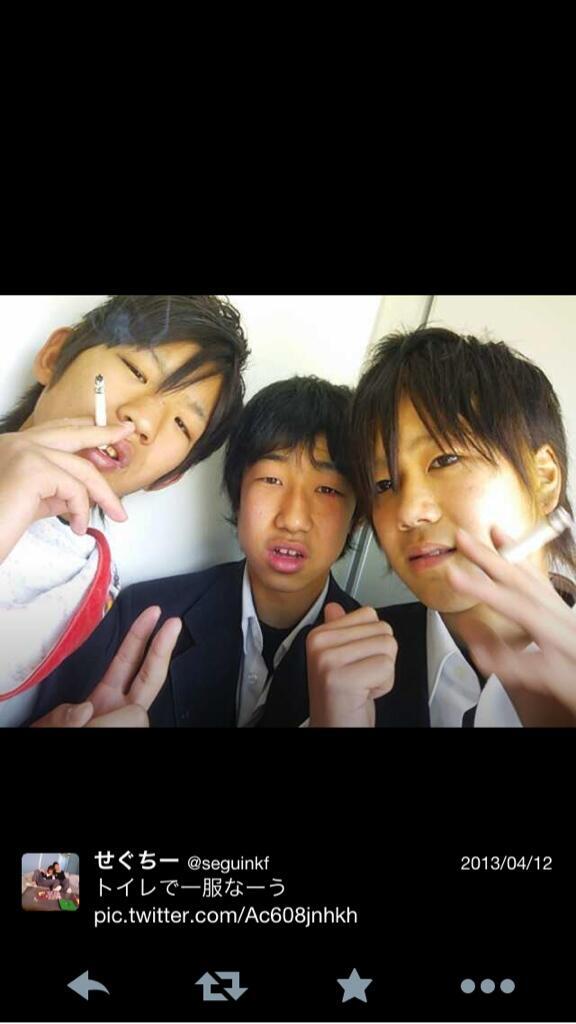 bakattazukan's tweet photo. 「トイレで一服なーう」 未成年が喫煙自慢！ …てか、これはイジメの現場？？ 詳細はどうなんでしょう？？ https://t.co/Odp3bqvWhR