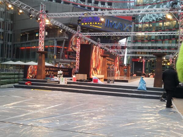 JLawrenceGerman's tweet photo. es nimmt langsam Form an :D #CatchingFireBerlin http://t.co/EsrJQ5IGzo