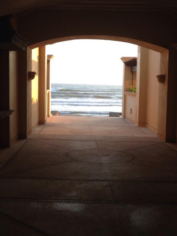 Rabagous's tweet photo. El túnel que lleva al mar 😳!! #tresvidas #acapulco http://t.co/fzdzFiPnfV