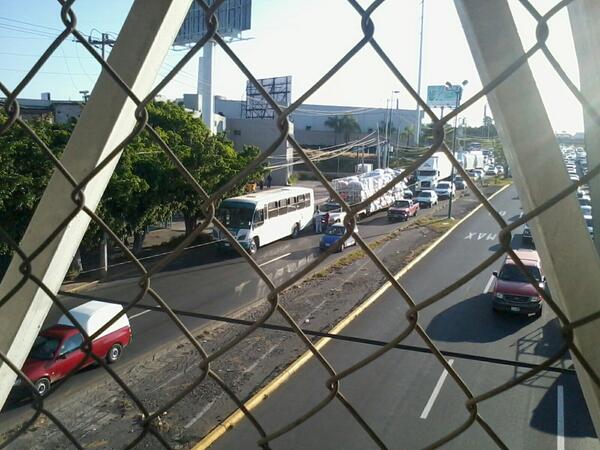 JimnezHugo's tweet photo. @Trafico_ZMG choque en Lázaro Cárdenas y ant. Carretera a Chapala, por lateral. Rumbo a Fuelle... http://t.co/r4jpKbczRS