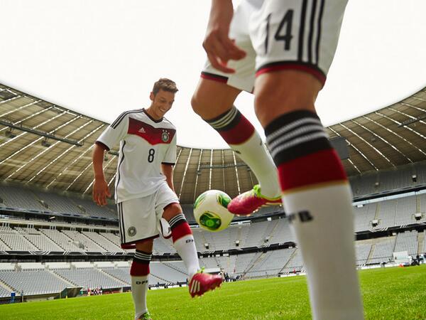 BY4MqULCIAEfoWO Mesut Özil, Julian Draxler & Thomas Müller model Germanys brand new 2014 World Cup kit [Pictures]