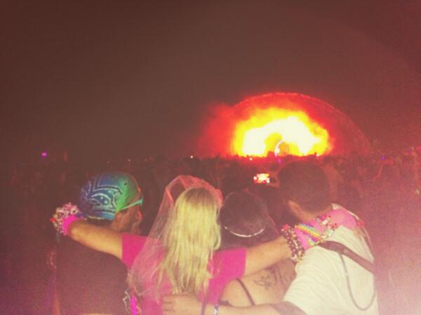 dinalovesjon's tweet photo. #EDCOrlando was so much fun. Suffering major withdrawals today 😨 @Trancegirl21 and our better halves at main stage http://t.co/4Uijd4H1wd
