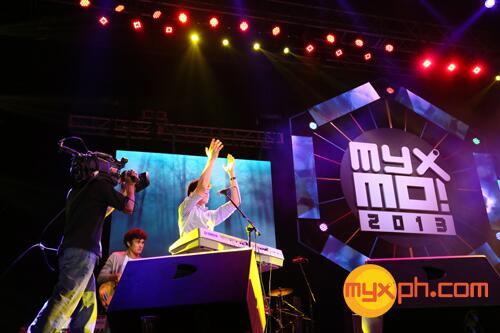 MyrelleOsitBass's tweet image. #MYXMO2013 free streaming outside #twoECOM. Thanks @MYXphilippines for dedicating this concert to our kababayans.