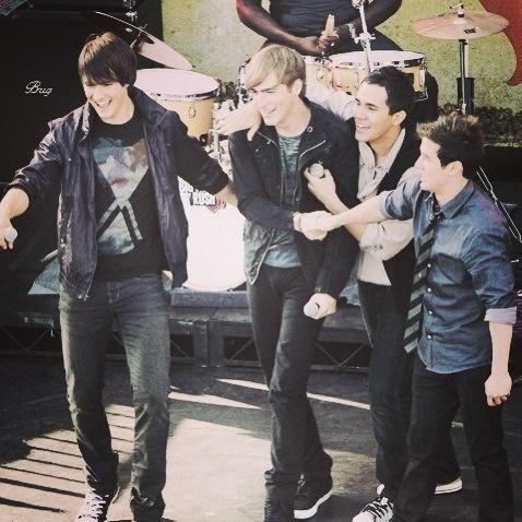 lexiepena1's tweet photo. I love this picture sooo much. http://t.co/xdC1Mpy531