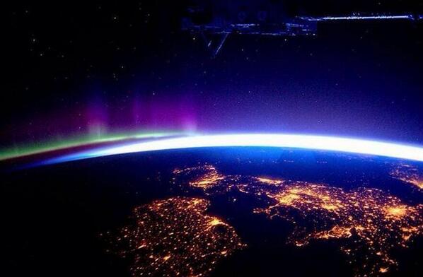 worldtraveIs's tweet photo. Northern Lights shining over the UK http://t.co/Yu513qSkPj
