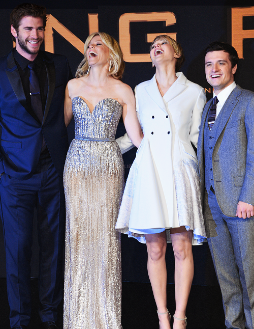 panempropaganda's tweet photo. Such a cute shot of the cast! #CatchingFireBerlin http://t.co/OoqRnSj6Zd