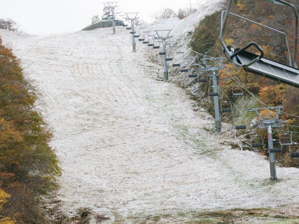 okuandibu's tweet photo. 奥伊吹に「初雪」が降りました（‐＾▽＾‐）！！ http://t.co/wyOy2U81sV