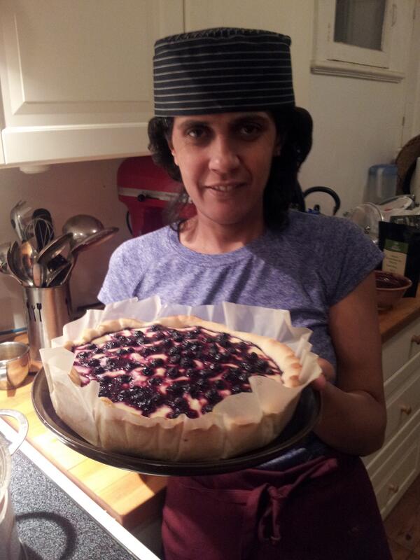Chef Khalida avec une tarte citron bleuets sauvage.