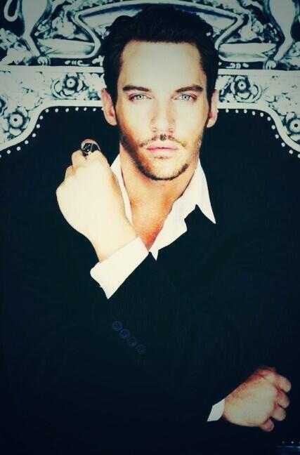 Eonnin's tweet photo. I want this "present" for Christmas @Krmnchan @NBCDracula @JRM_official @jrmeyersyorks http://t.co/mAQqDjSSkm