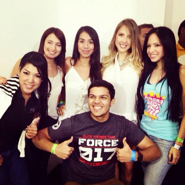 neivymoreno's tweet photo. Con la bella @SaschaFitness compartiendo en la @expofitlara  ! Unidos por la pasión de cocina saludable ! http://t.co/h7BSB1XmCO