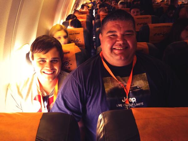 Tankalish's tweet image. Tank op die airie... Dink hulle moes vir hom 2 seats gebook het. Dankie dat jy ons op pas pella!