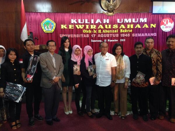 AtapRumahBangsa's tweet photo. Ketum @NRamadhani bersama Bapak @aburizalbakrie &amp; Ibu Tatty  memberikan laptop untuk mahasiswa Untag yg berprestasi http://t.co/TUngRB2We5