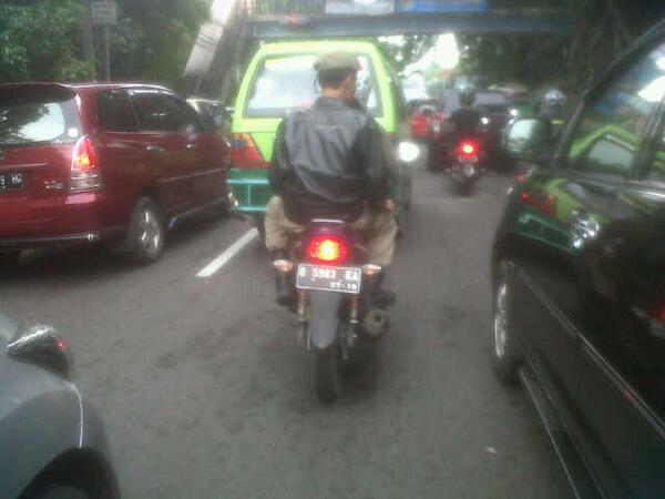 infobdg's tweet photo. #suaraBDG via @bintang_starz: kenapa kalo satpol pp gag pake helm gag ditilang? http://t.co/CyJSn3BugY