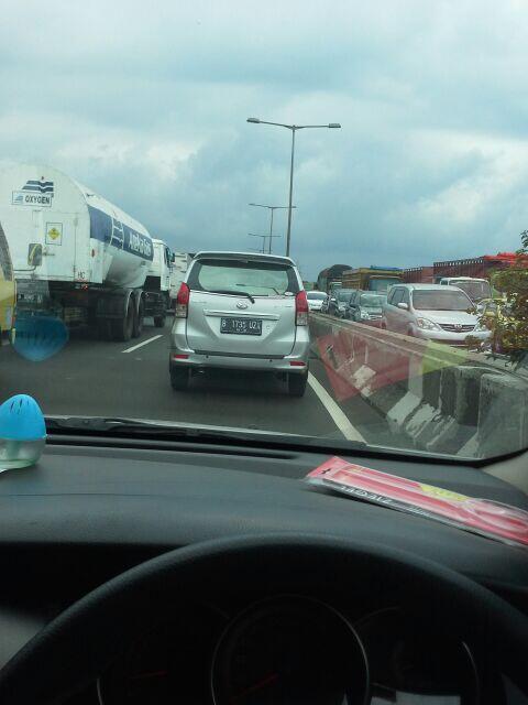 siapaaku's tweet photo. Tol mangga dua macet.. http://t.co/8lcInE4ybt