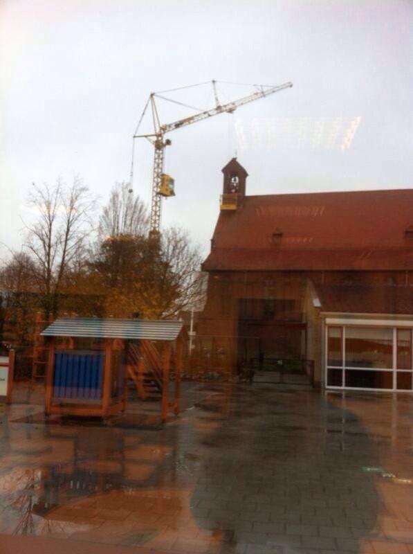 Angorageiten's tweet photo. @Tubantia voorbereidingen bij de theresiakerk zijn inmiddels in volle gang http://t.co/1WUbTetg9B