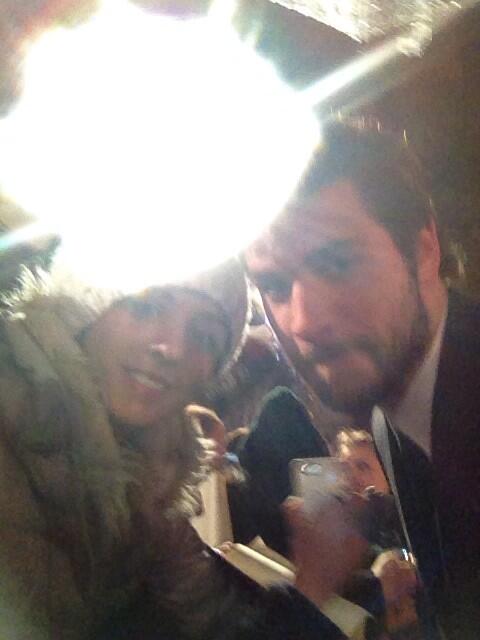 Lau93Laura's tweet photo. #HungerGames  #HungerGamesCatchingFirePremier #CatchingFirePremiere #premierelondon #me #with #LiamHemsworth ❤️❤️🔥 http://t.co/cQf3ksF33E