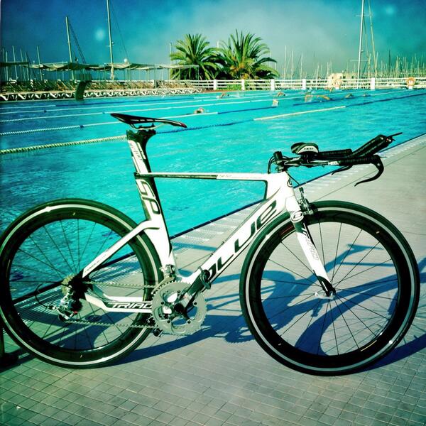 Irontriax's tweet photo. PEPINAZO que vende mi amigo @lucaschirico doy fé de que VUELA BAJO! #RideBLUE @Distancestore  http://t.co/SOlPnJln5M