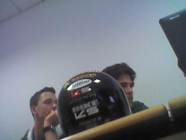 saradrv2's tweet photo. Cuanta atención prestan en clase... Jajajajaja http://t.co/4j1xX8vke5