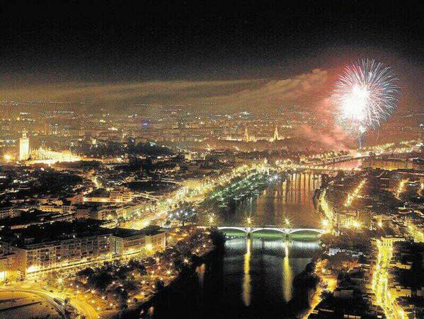 Stmo_TresCaidas's tweet photo. Hasta de noche... "SEVILLA TIENE UN COLOR ESPECIAL" http://t.co/Q2fVm3XB9t