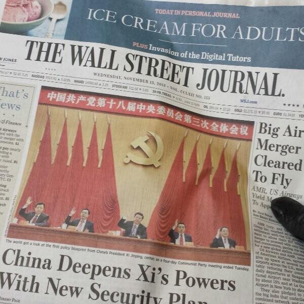 mrsmsr's tweet photo. 今天早上的报纸,一瞬间以为美帝变成解放区了,吓cry。。。  http://t.co/E0hOq2E3TL http://t.co/UOvp9tYHYM