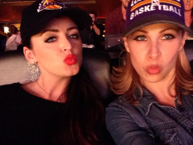 Yesterday at the Lakers game!!! Kiss kiss motherfuckers!! http://t.co/M3WI7jQ51L