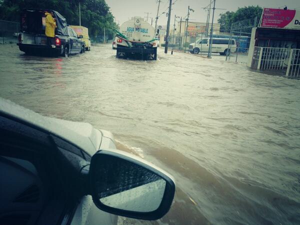 Noticun's tweet photo. “@erick_irm: Auto lancha en Cancún  l #vivoenlalaguna @PaulCarrillo2 @DirecTransito @retencancun Yaxchilan y Xcaret http://t.co/w5lP8WXKw1”