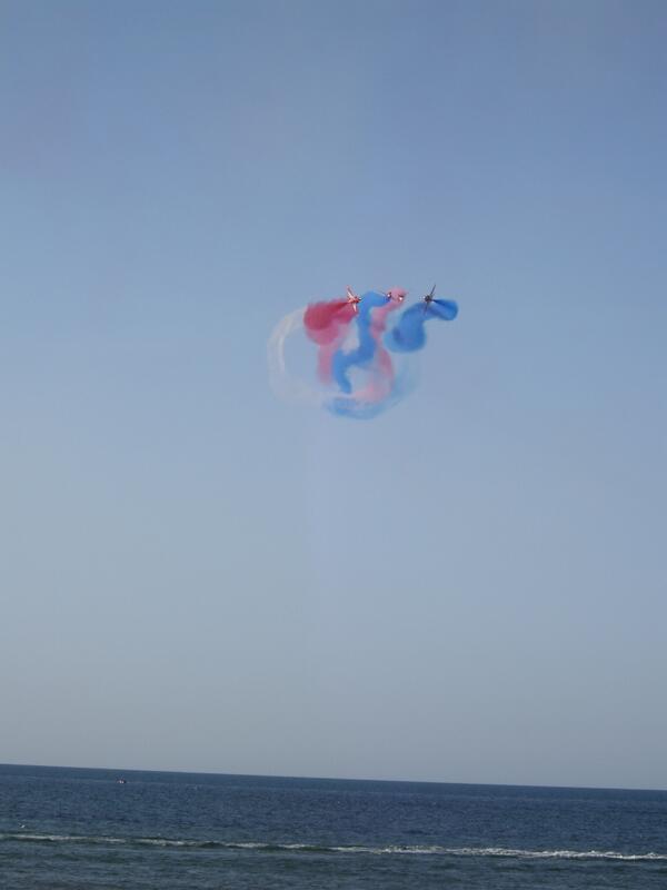 KateJ5's tweet photo. @hifmradio @radiomerge @SeeMuscat @RedArrowsUK Display was amazing from the InterCon beach today! #RedArrows http://t.co/bU41CndcLM