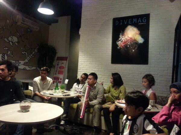 sesadhati's tweet photo. Biaaam RT “@r_djangkaru: Happy meeting @nilatanzil and friends for @pelangibook at @DiveBoxCoffee ;) http://t.co/5sGzgDqYKm”