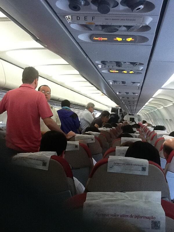 Dinaldinho25's tweet photo. Detalhe 2hs no avião em espera para decolar... Todos impacientes... Absurdo! http://t.co/SOVV0RI2uo