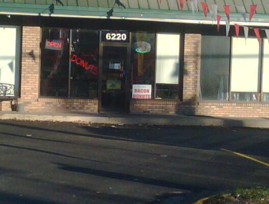 blackburnmanor's tweet image. Traffic, highway wreck, broken traffic light, then I see this on theft: bacon donuts! #mustpresson #cannotstop