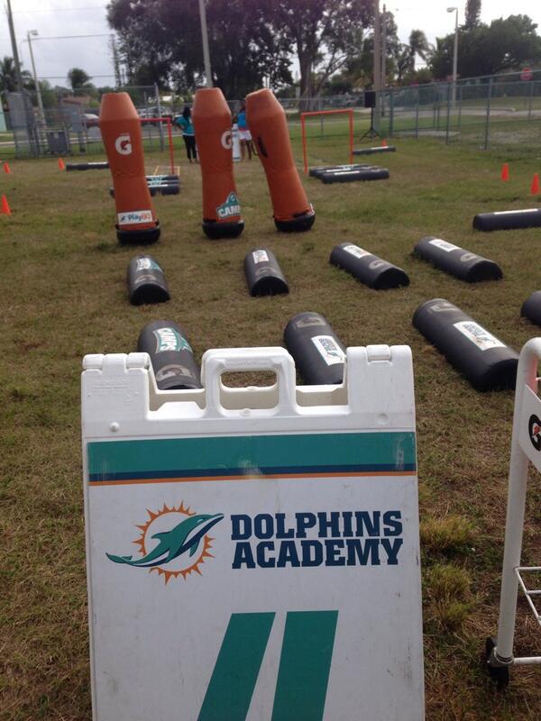 AdvancedFireS's tweet photo. Getting involved in our community #pompano #tedderelementary @MiamiDolphins phins camp http://t.co/9DZ1I1wHsh